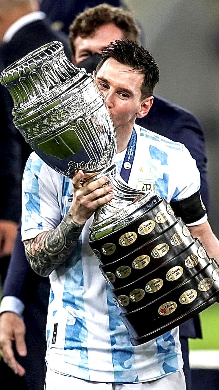 Lionel Messi besando la copa america