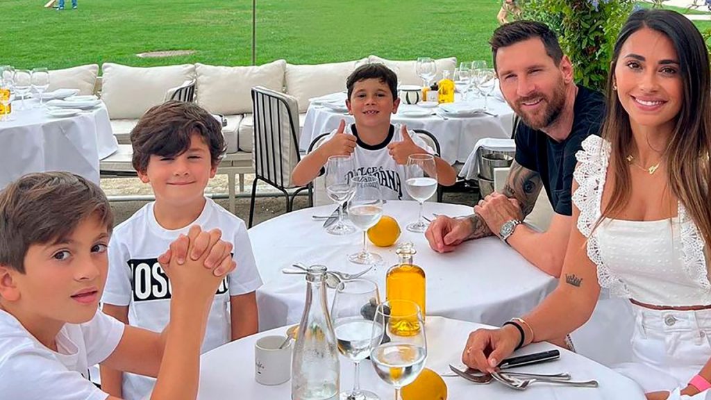 Messi desayunando con sus familiares