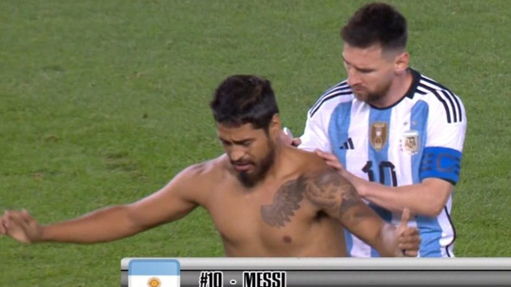 Messi firmando un autografo