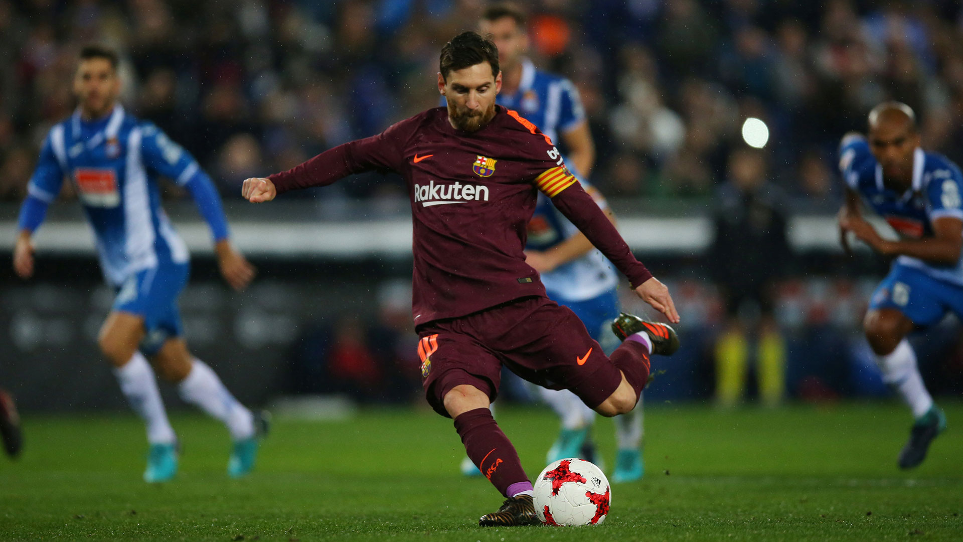Messi disparando un penalti con la camiseta de el barcelona