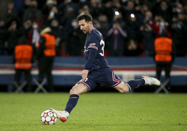 Messi pateando un penal con la camiseta de el psg