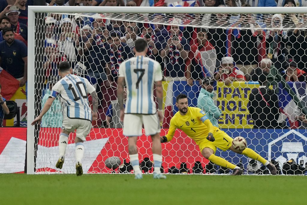Messi tirando un penalti en la final de el mundial
