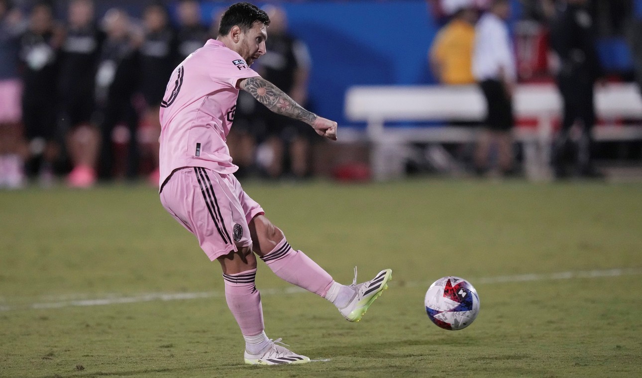 Messi tirando un penalti con la camisa rosada de el Inter de miami