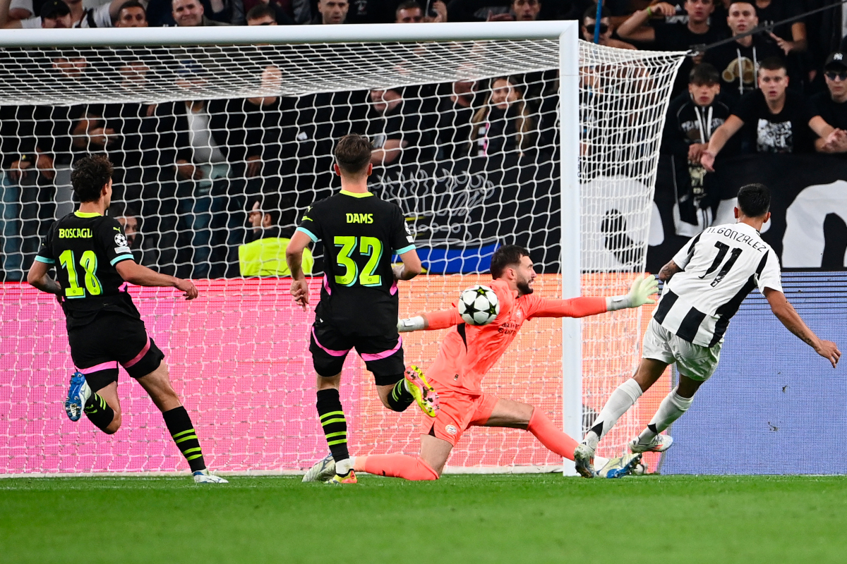Nico Gónzales anotando uno de los dos goles para darle la victoria a la Juventus.