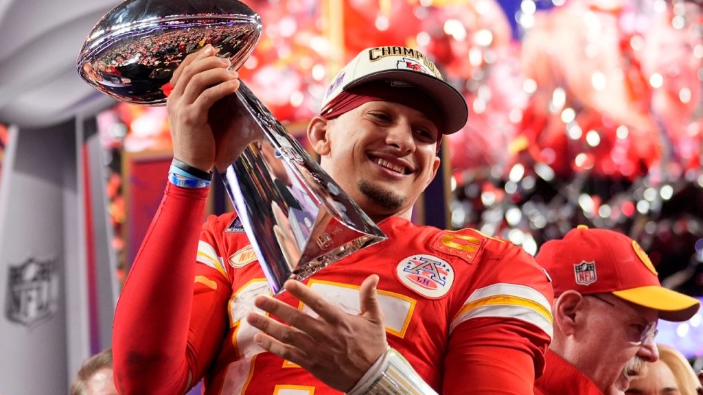 Patrick mahomes cargando su tercer anillo con mucho orgullo