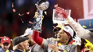 Mahomes levantando el trofeo por todo lo alto