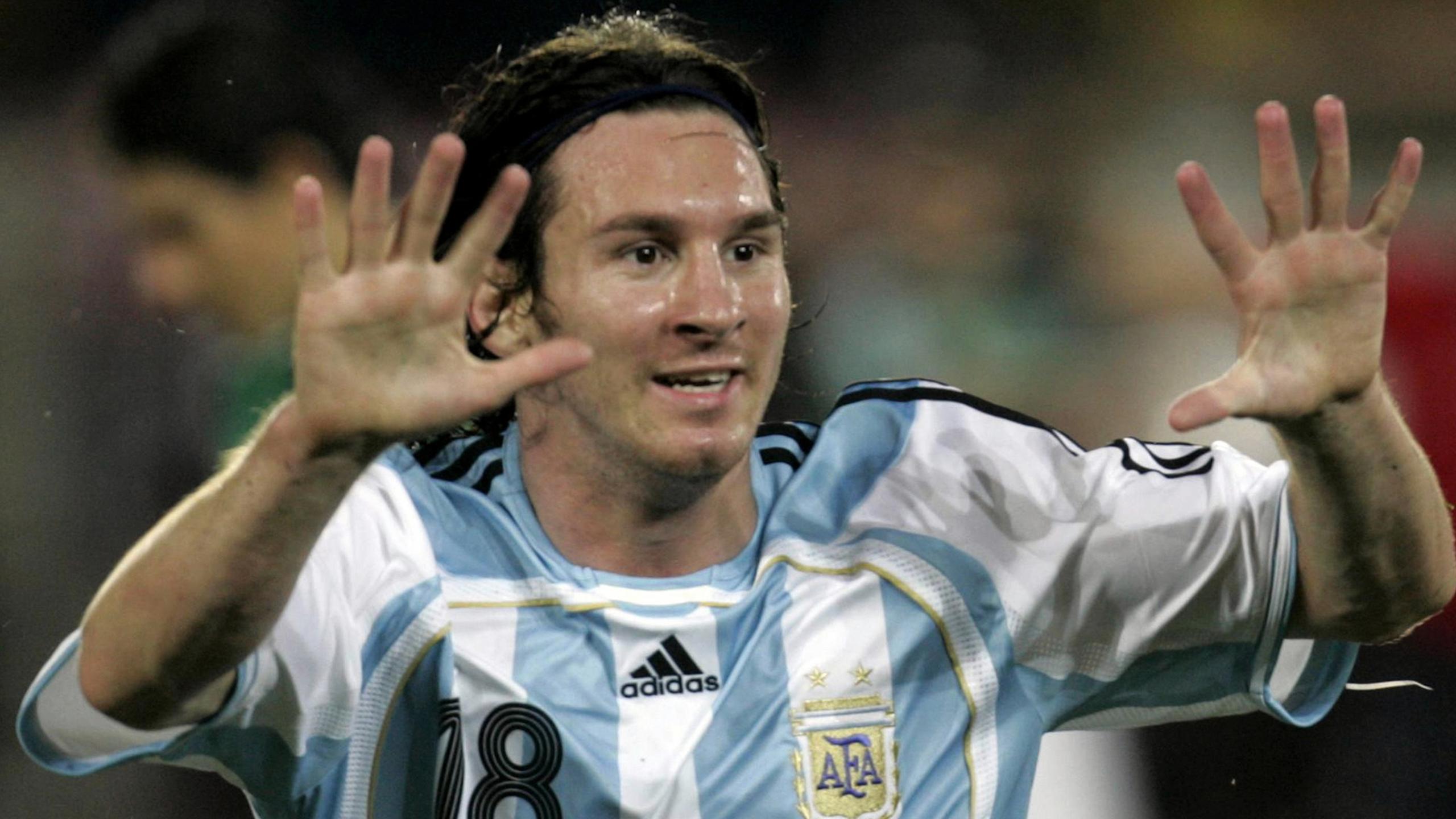 Messi con las manos abiertas celebrando
