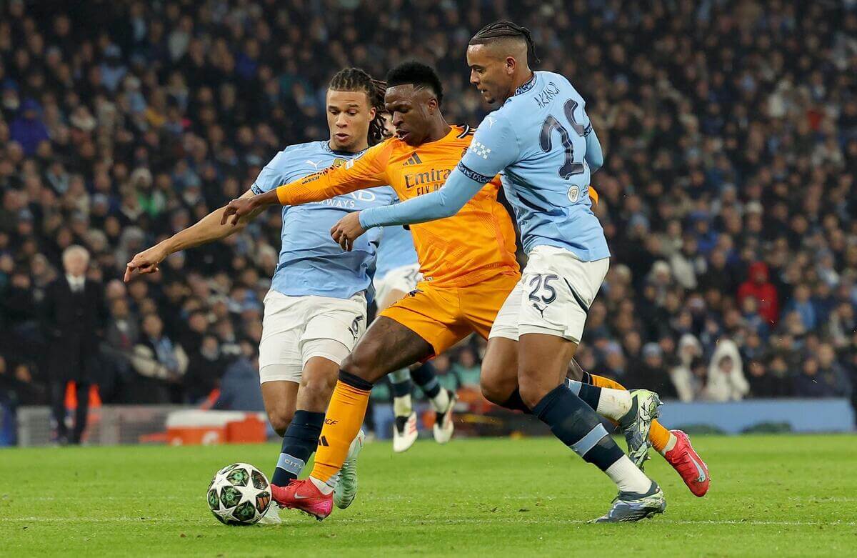 Vinicius Junior siendo defendido por Akanji de el Mancherter city.