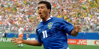 Romario con los brazos extendidos, haciendo el grito de gol