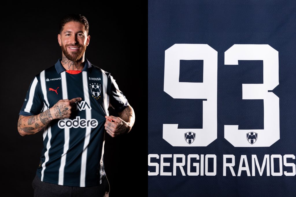 Sergio Ramos posando con una camisa del Monterrey
