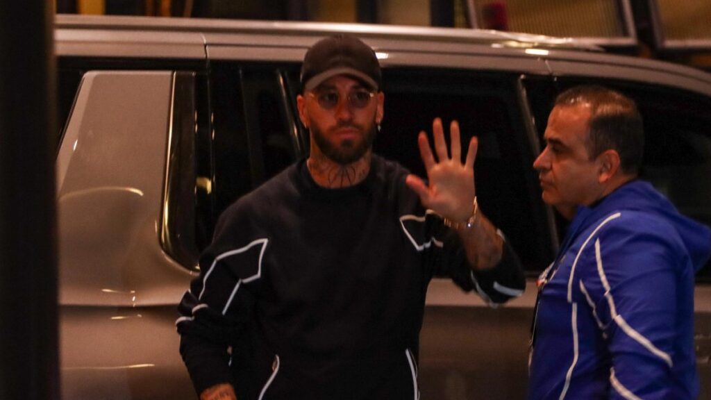 Ramos saludando a las personas que lo fueron a recibir al aeropuerto