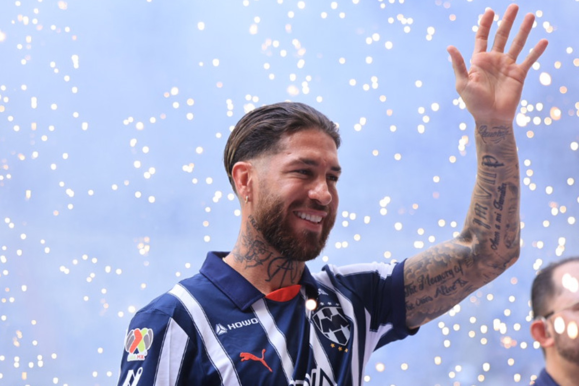 Sergio Ramos levantando su mano saludando a la afición