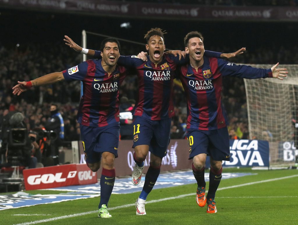 Suarez, Neymar y Messi abrazados corriendo por el campo celebrando