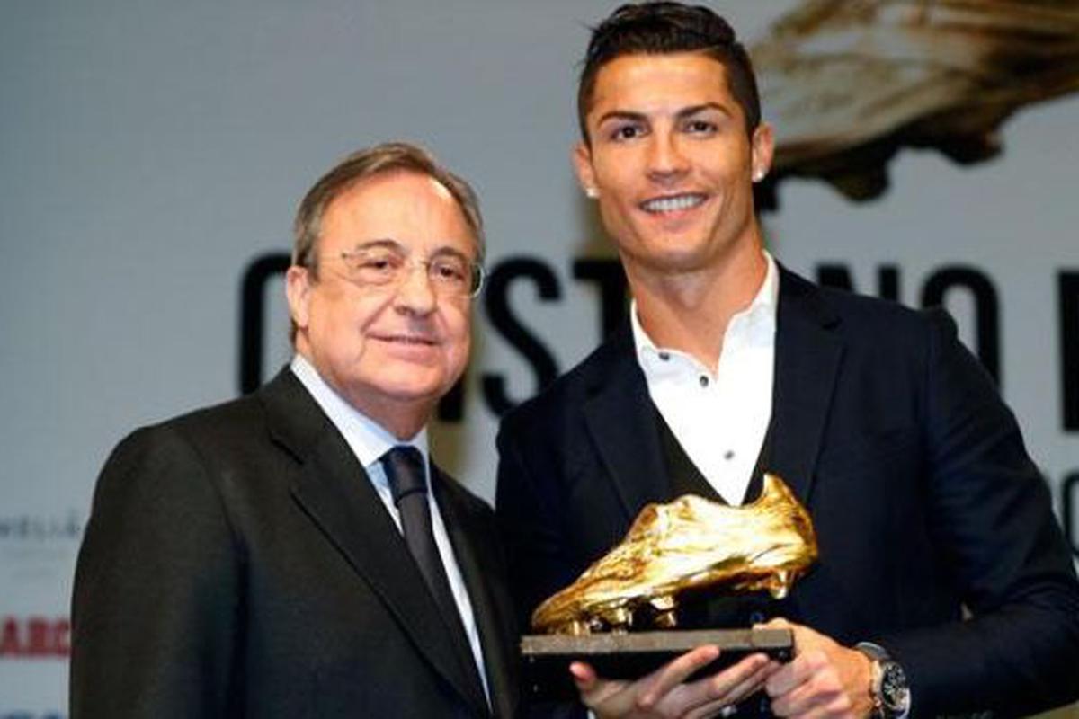 Cristiano Ronaldo sosteniendo su tercer bota de oro junto al presidente de el Real Madrid