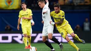 Jugadores de el Valencia y Villarreal disputandóse un balón.