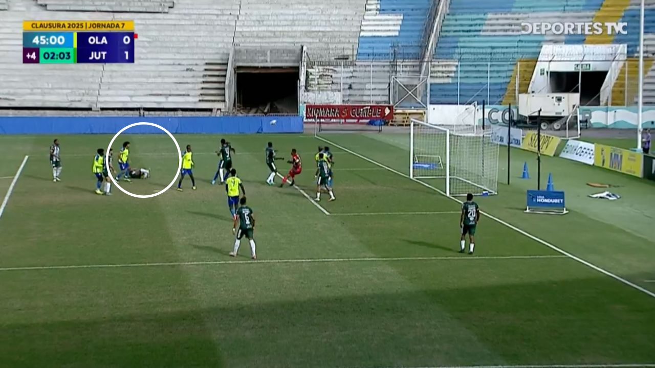 Así fue el puñetazo que provocó la roja de Edgar Benítez en el Olancho vs Juticalpa