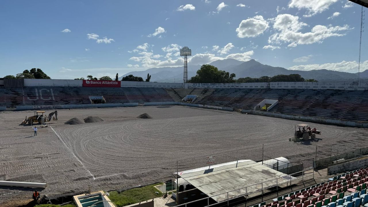 Así avanzan los trabajos de cambio de grama en el estadio Ceibeño