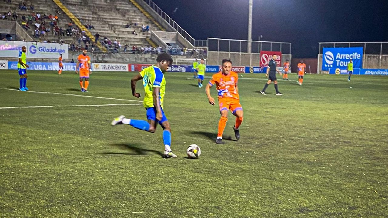 Lobos UPN y Olancho FC empatan por la mínima en trabado partido en Choluteca