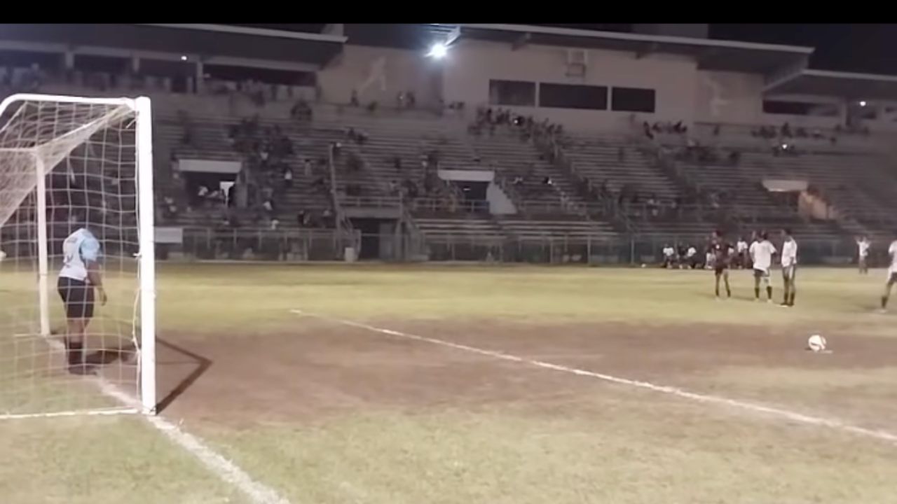 Partido de fútbol es interrumpido por disparos en las graderías