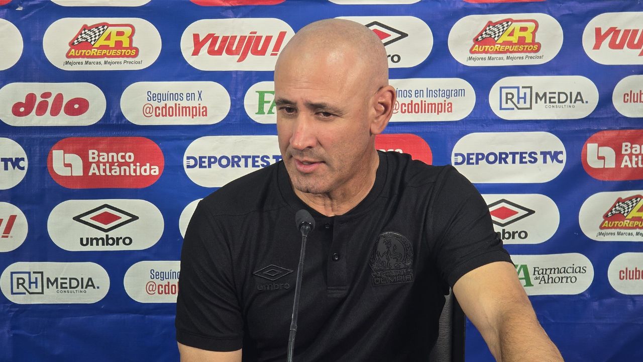Eduardo Espinel se queja tras el empate del Olimpia ante Victoria en el Nacional