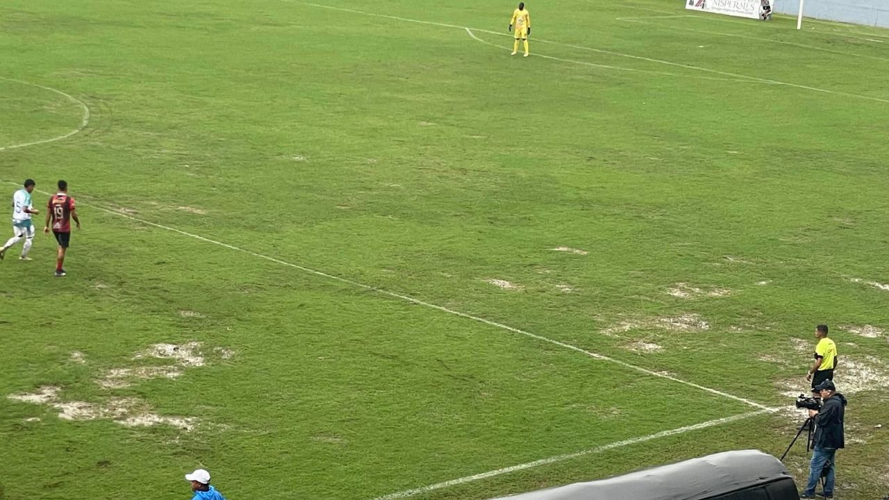 Estadio hondureño cierra en pleno torneo Clausura 2025 para reparar su grama