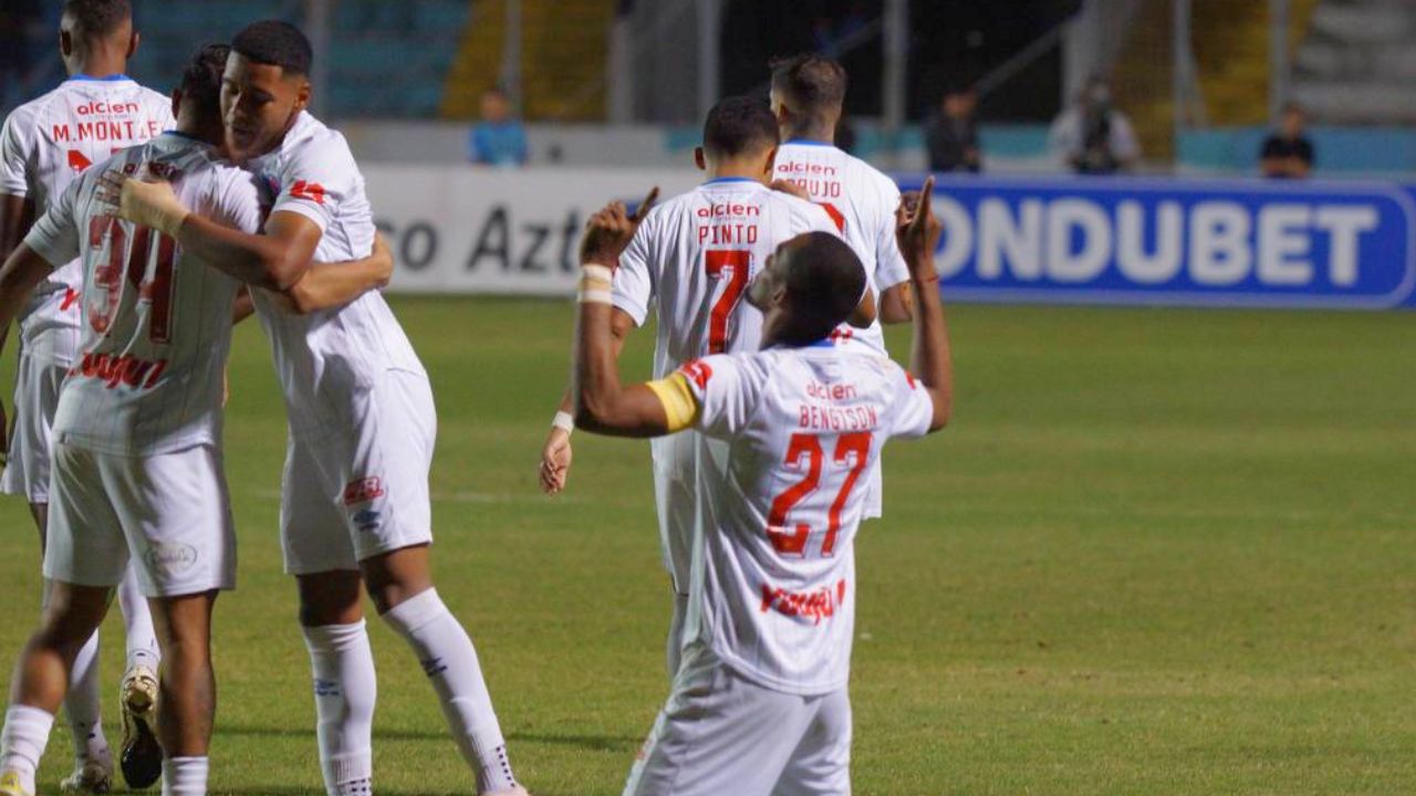 El gesto de Jerry Bengtson con los jugadores de Olimpia tras igualar récord de Wilmer Velásquez