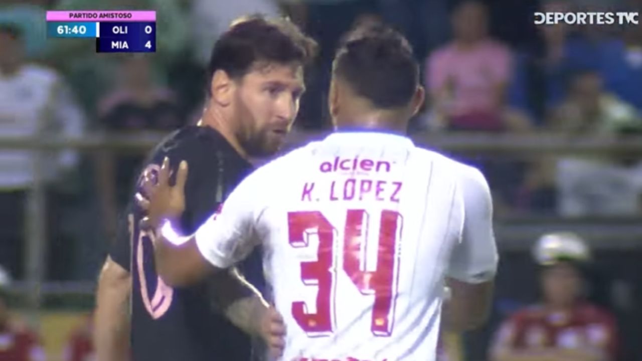El gesto de Messi y Suárez con Kevin López tras el partido en el estadio Olímpico