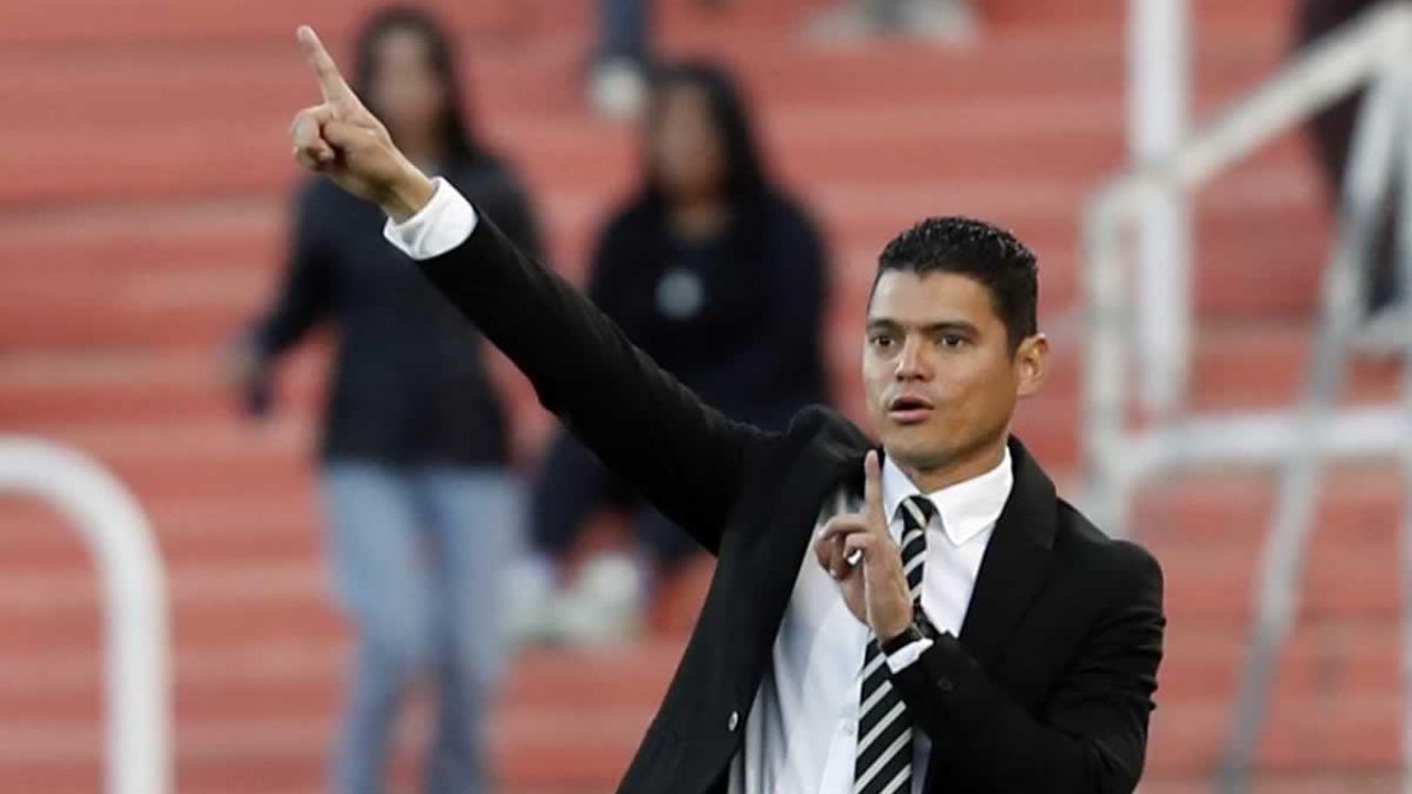Luis Alvarado, técnico mundialista con Honduras, ficha con club de Liga de Ascenso