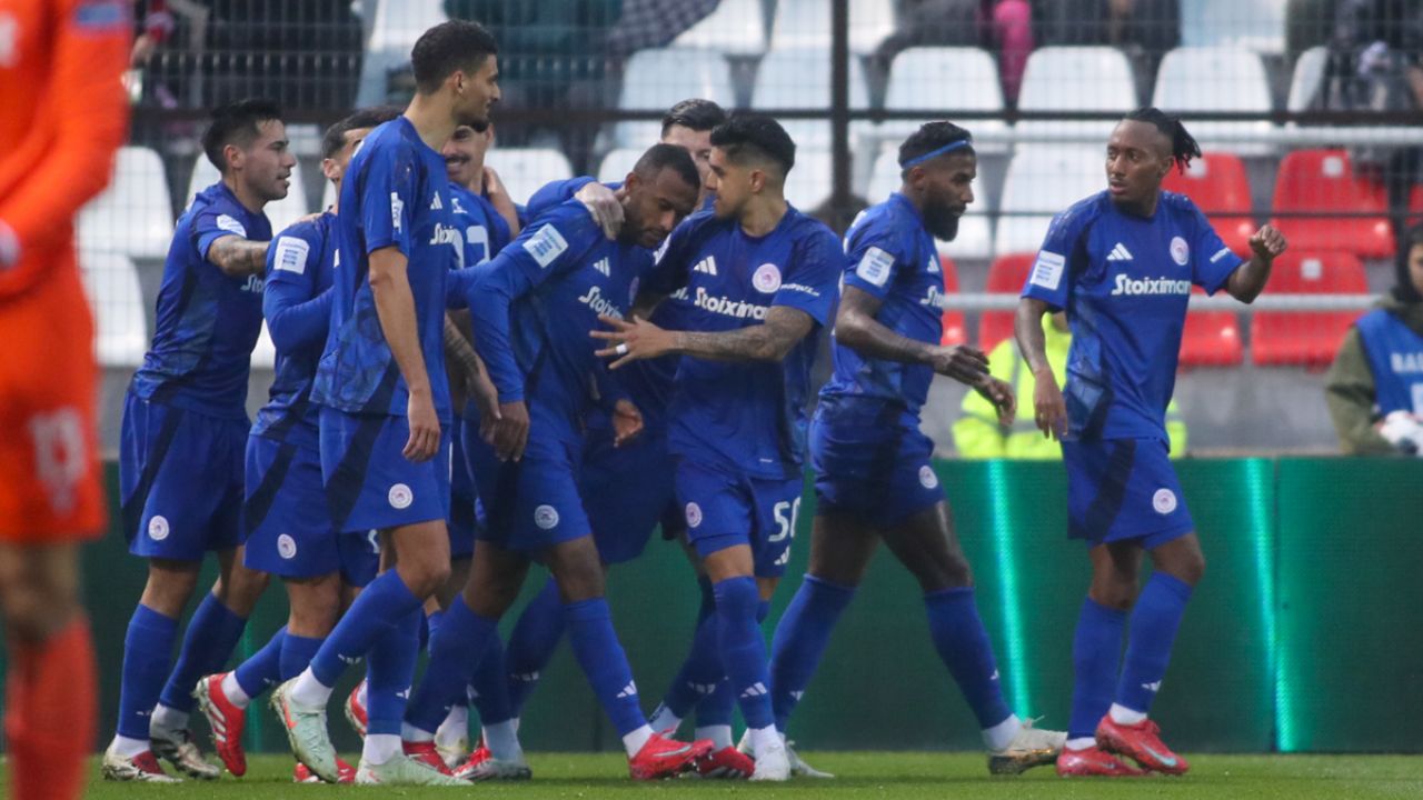 Luis Palma participa en su primer gol con Olympiacos de Grecia