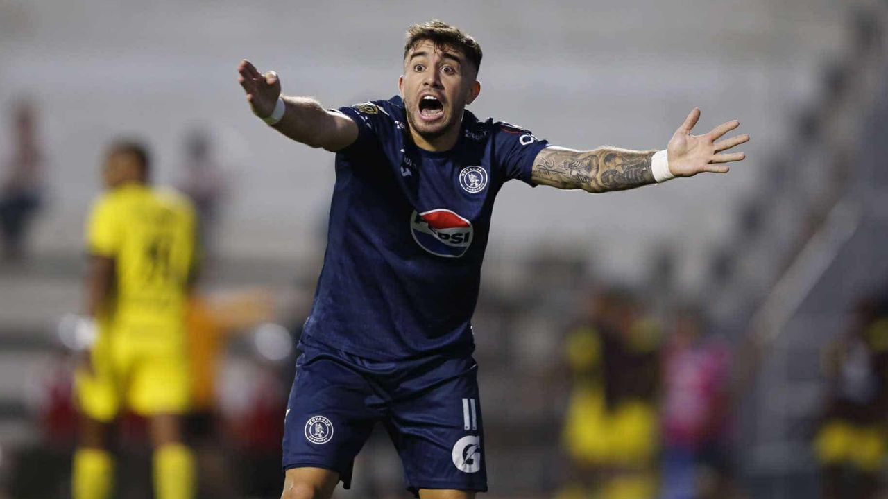 El primer problema de Agustín Auzmendi a su llegada al Godoy Cruz de Argentina