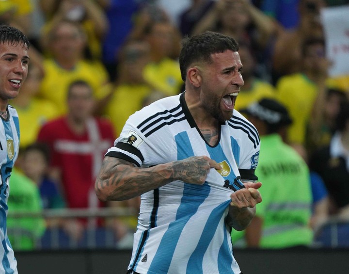 Nicolas Otamendi tocandose el escudo de Argentina