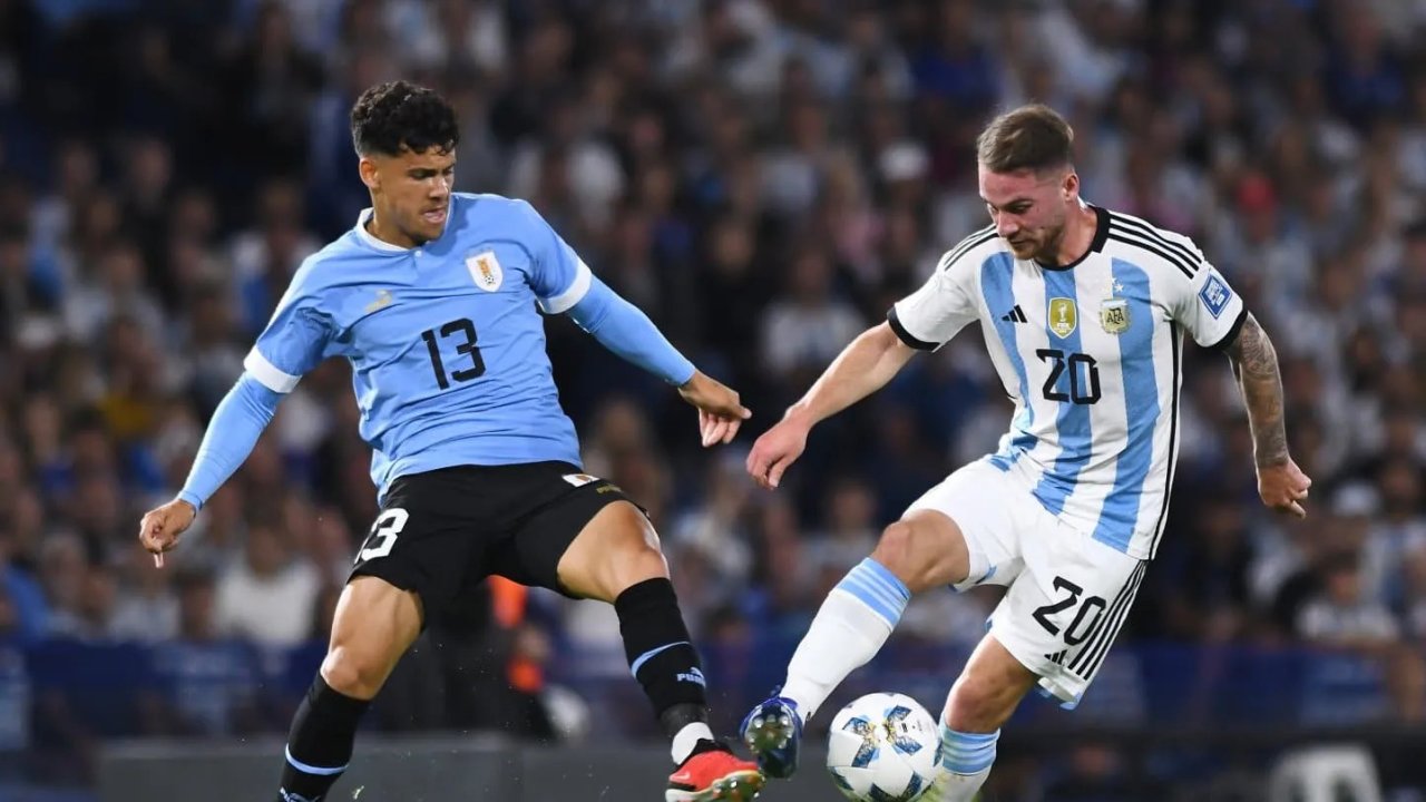 Jugador Uruguayo y Argentino disputandose el balón