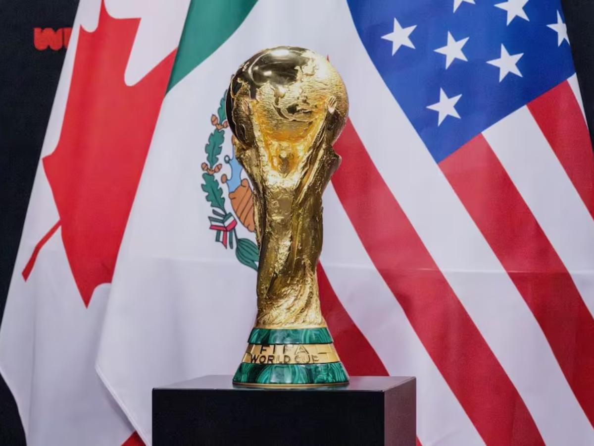 La copa mundial y atrás las banderas de los países anfitriones