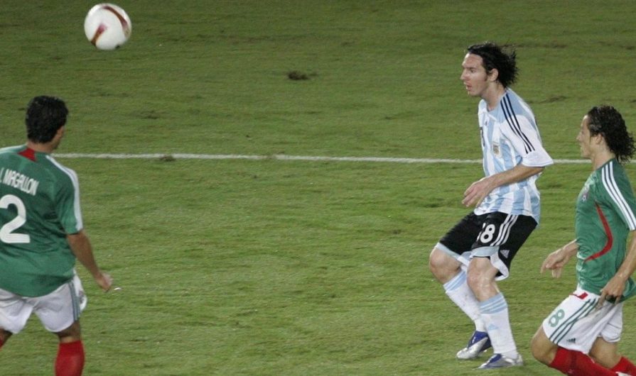 Messi mirando la trayectoria de el balón de el gol que le metio a los mex