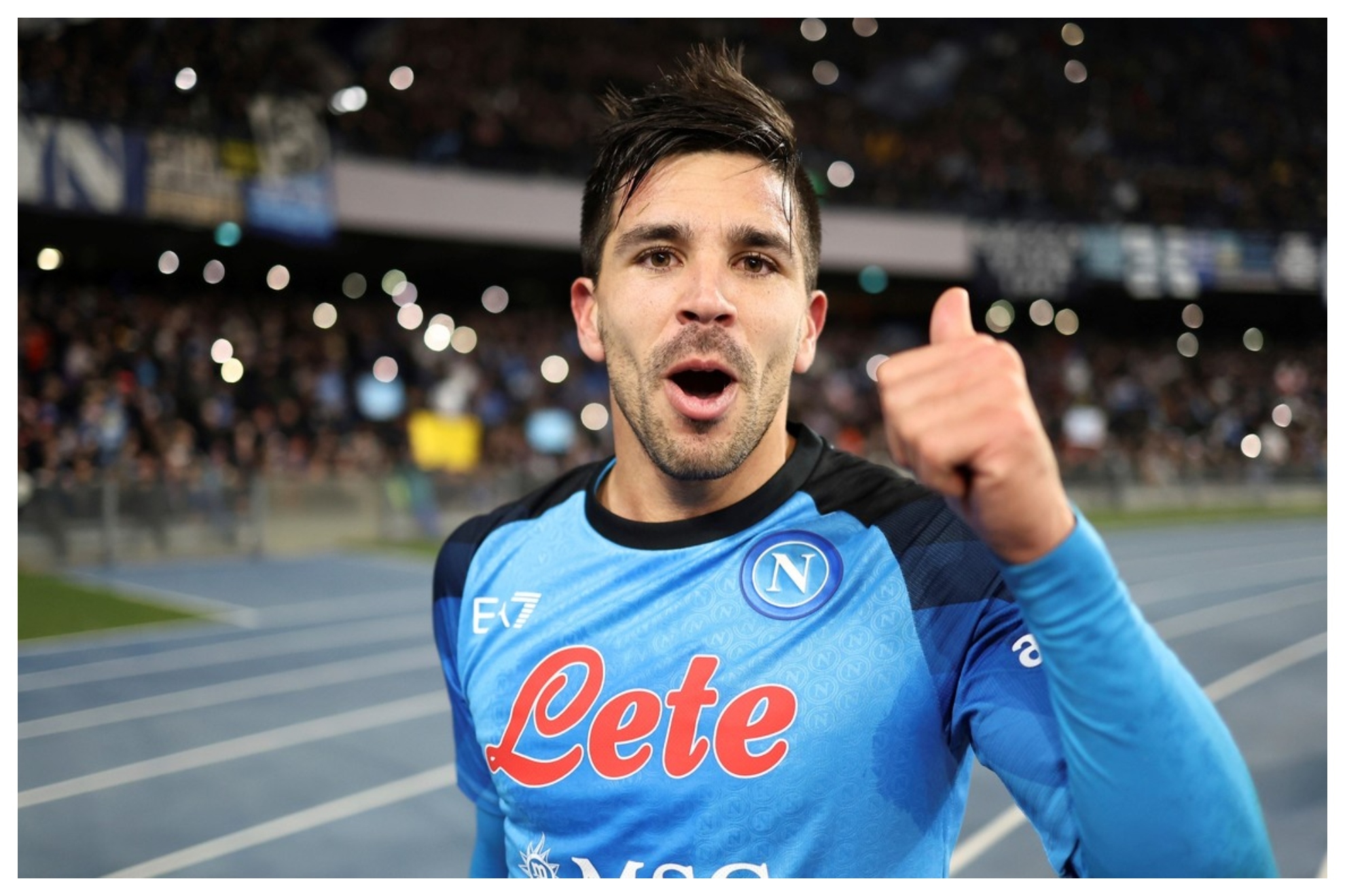Giovanni Simeone con el pulagar arriba viendo la camará