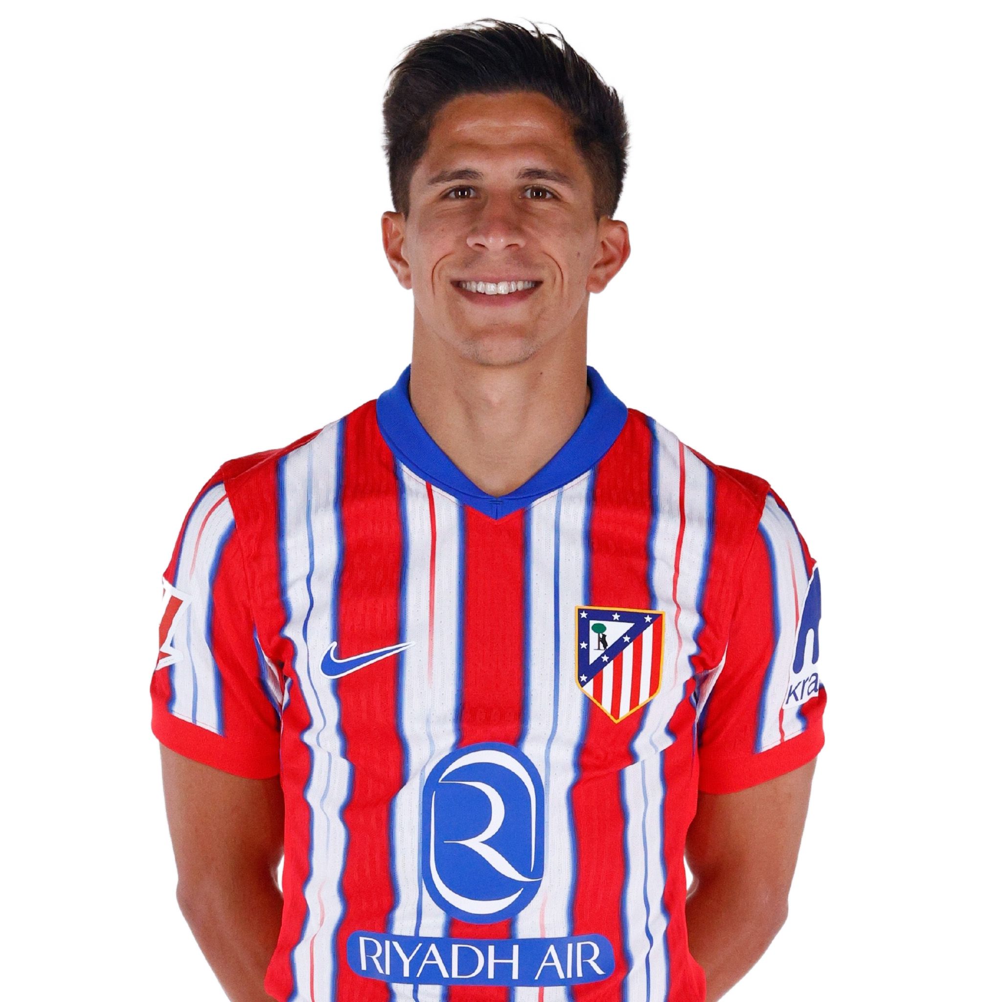 Giuliano Simeone con los brazos cruzados para atras