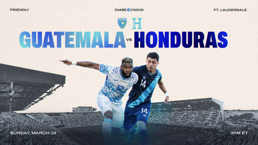 El Chase Stadium de fondo, Guatemala vs Honduras en grande y dos jugadores de ambas selecciones disputando el balón