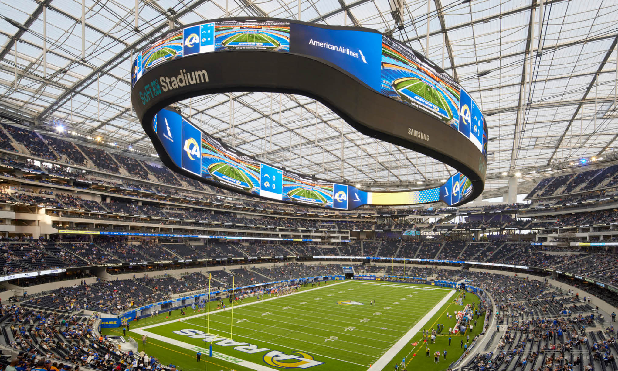 Una foto de todo el sofi stadium en donde se alcanza a ver su pantalla de 360 grados.