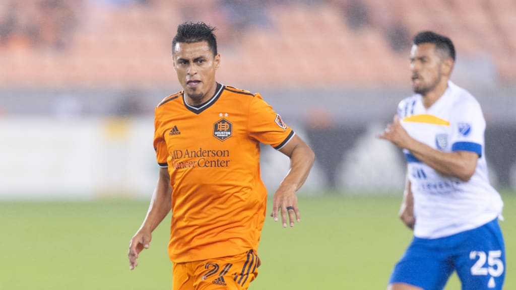 Jugador de Houston Dynamo concentrado en el juego