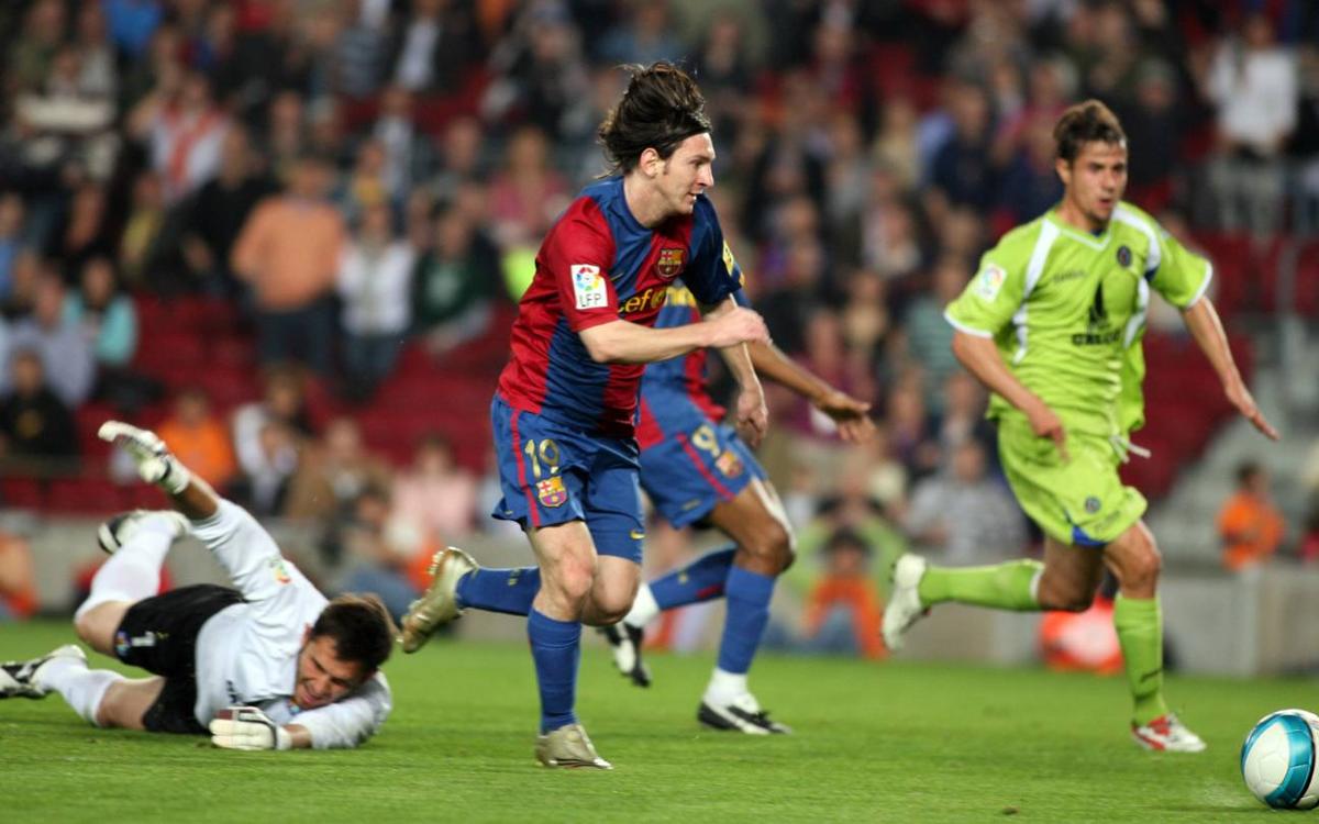 Messi ya en el suelo viendo entrar el balón a la meta