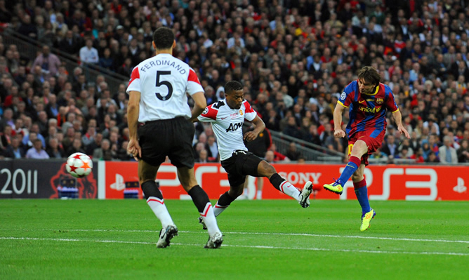 Messi soltando un zurdazo siendo marcado por Patrice Evra y Rio Ferdinand de espectador