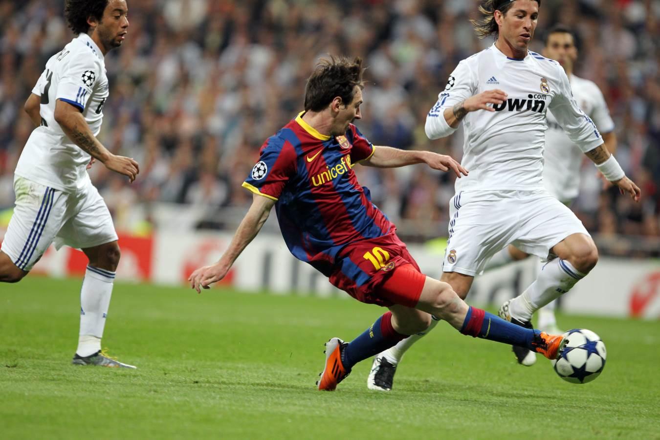 Messi casi cayendóse evadiendo a casillas para anotar el gol