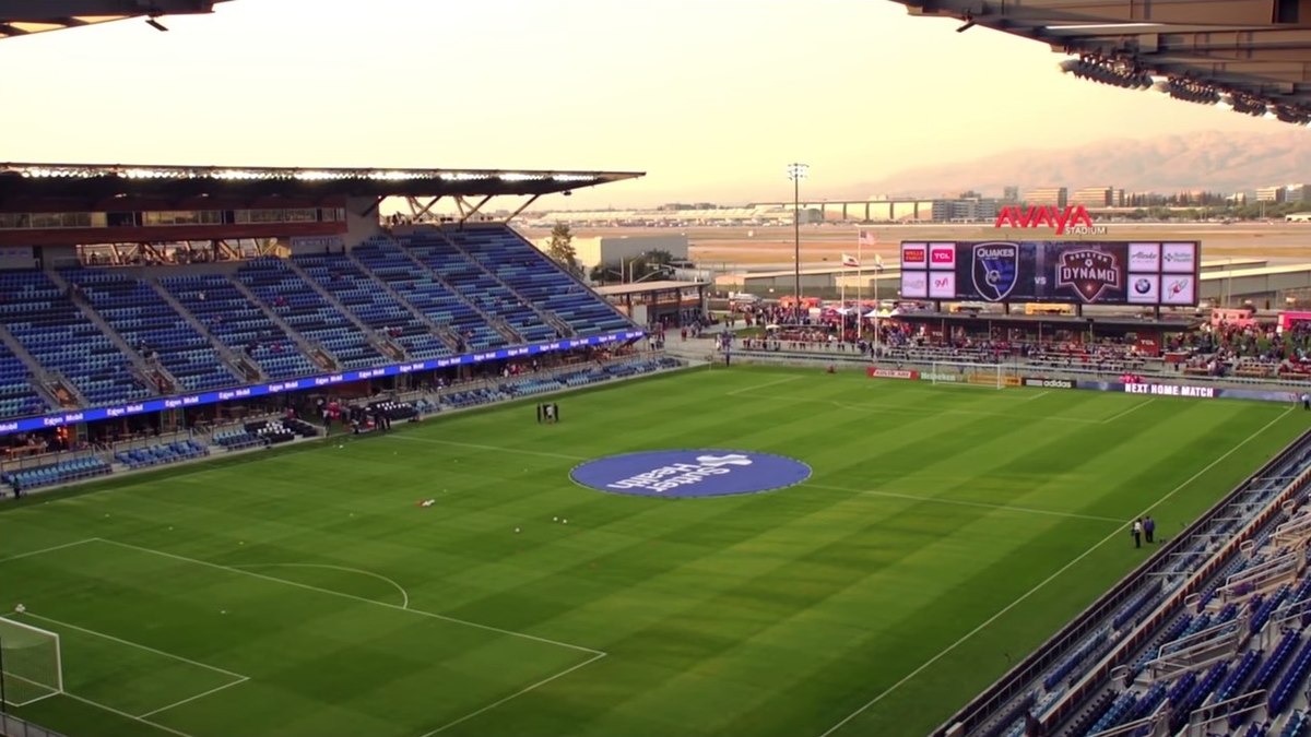 Una vista desde la parte alta del PayPal Park Stadium donde se mira una hermosa puesta del sol