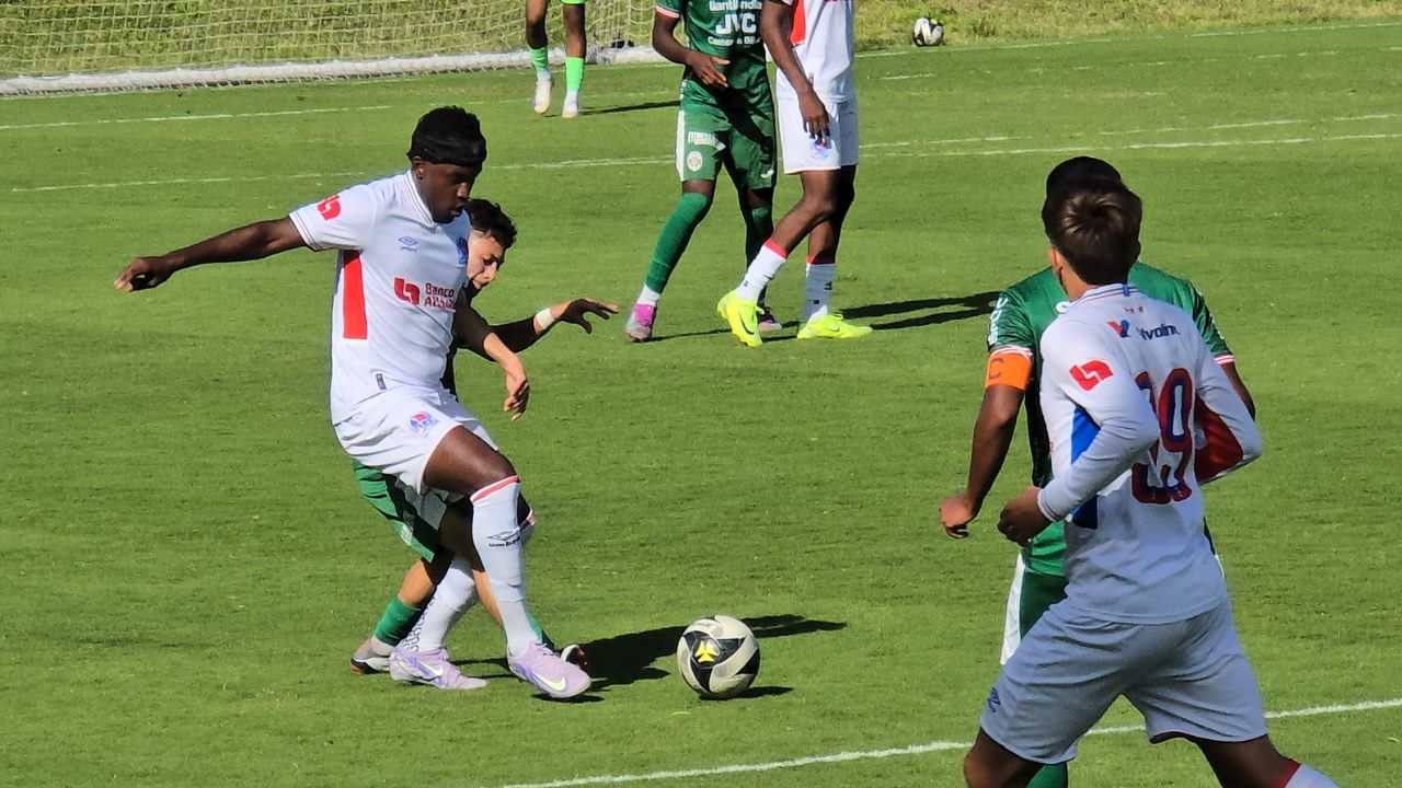 Alberth Elis sorprende al disputar partido con las reservas del Olimpia