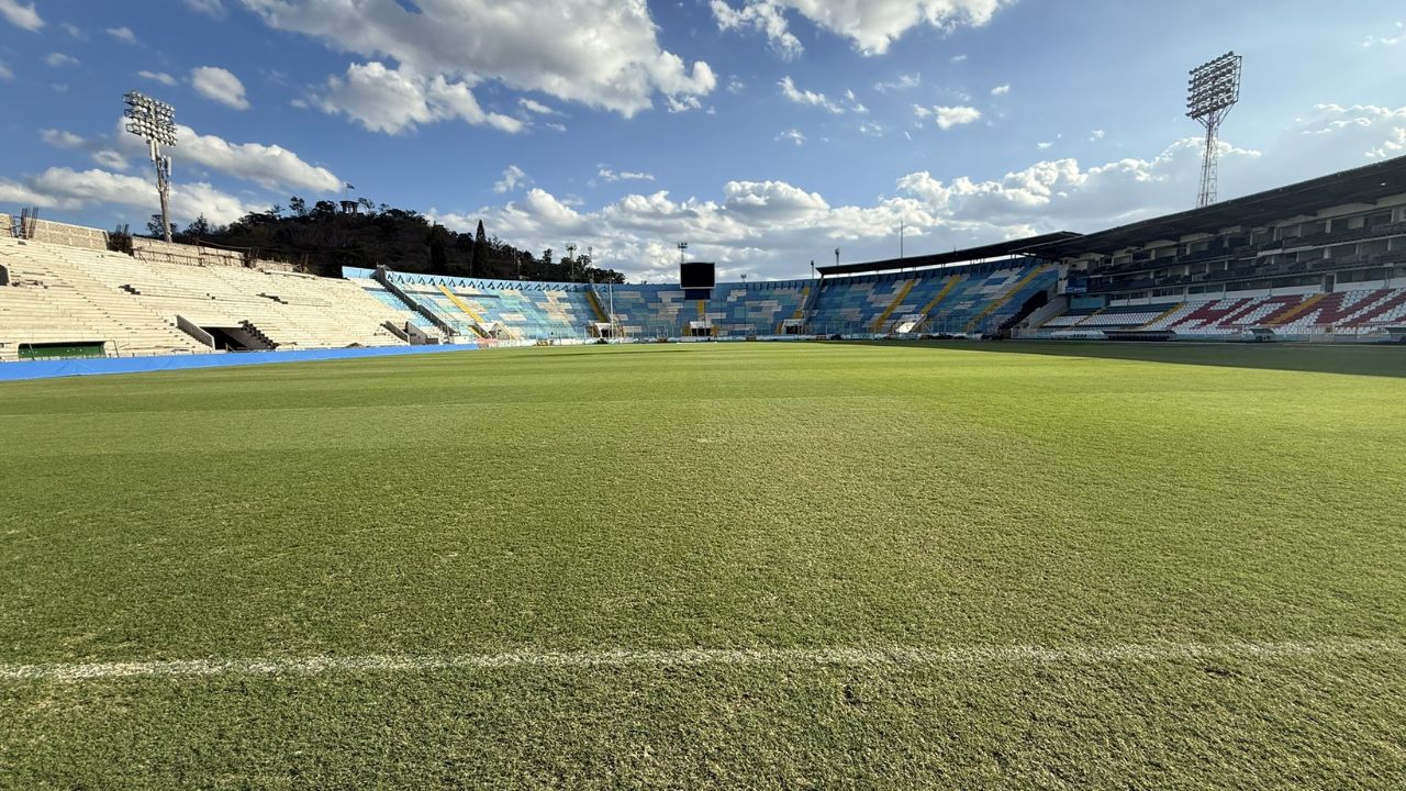 Grama del estadio Nacional es sometido a novedoso proceso para recuperar su color
