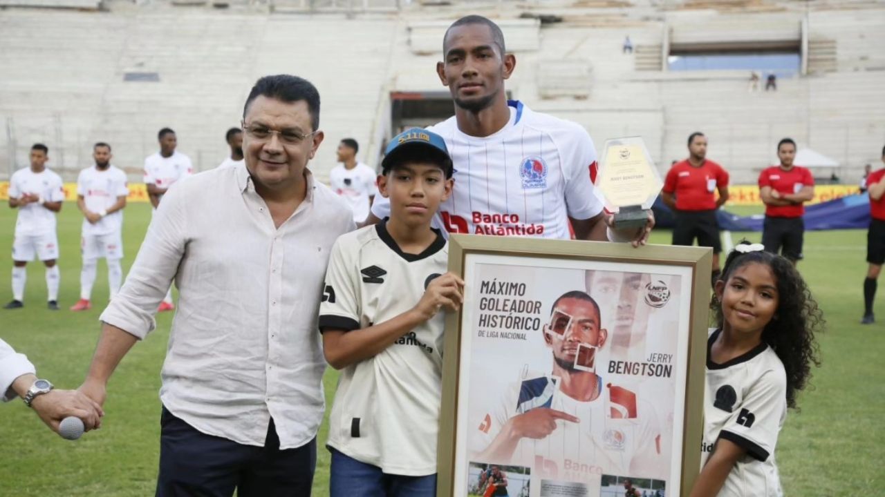 Jerry Bengtson recibe homenaje de Liga Nacional tras superar récord de goleo