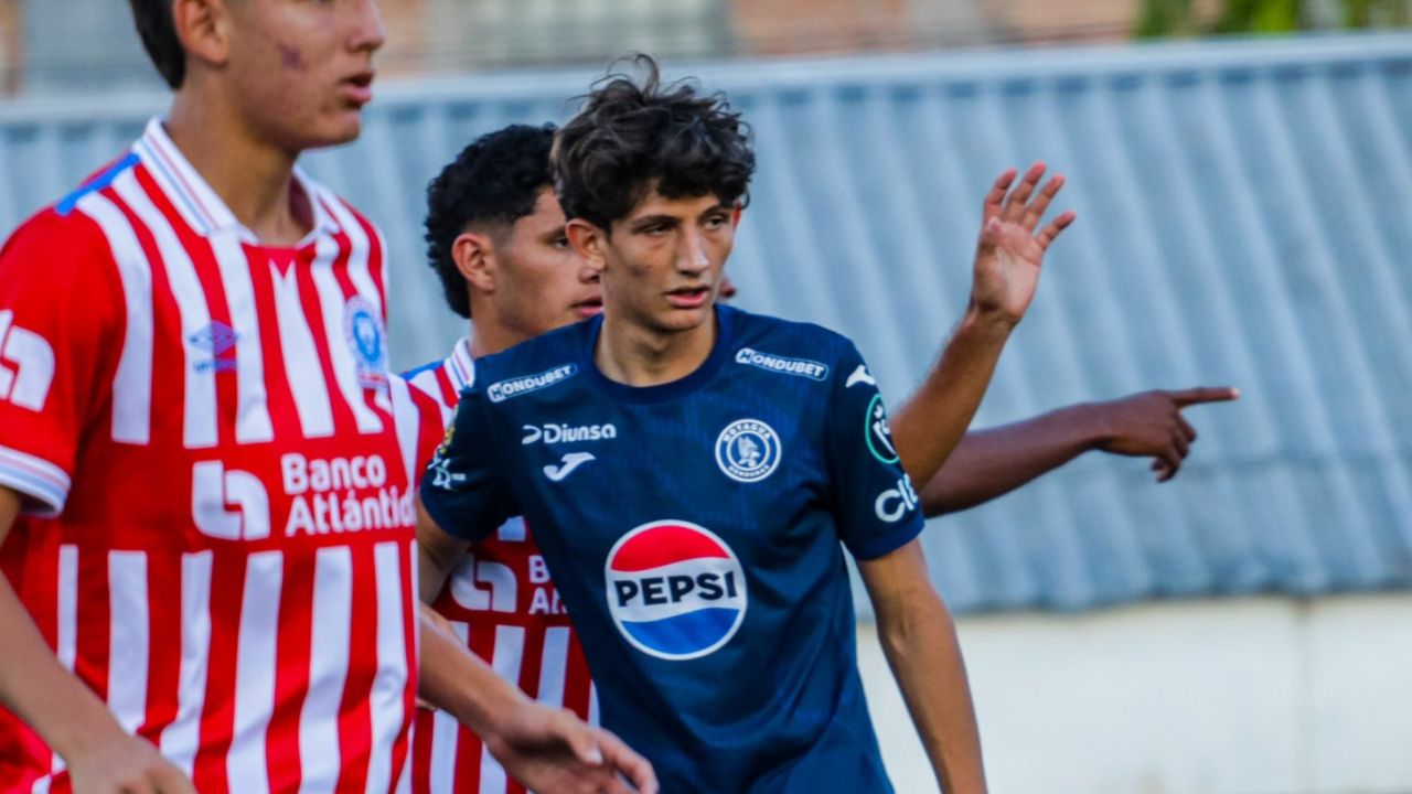 Mathías Vazquez recibe premio tras anotar dos goles con Motagua el fin de semana