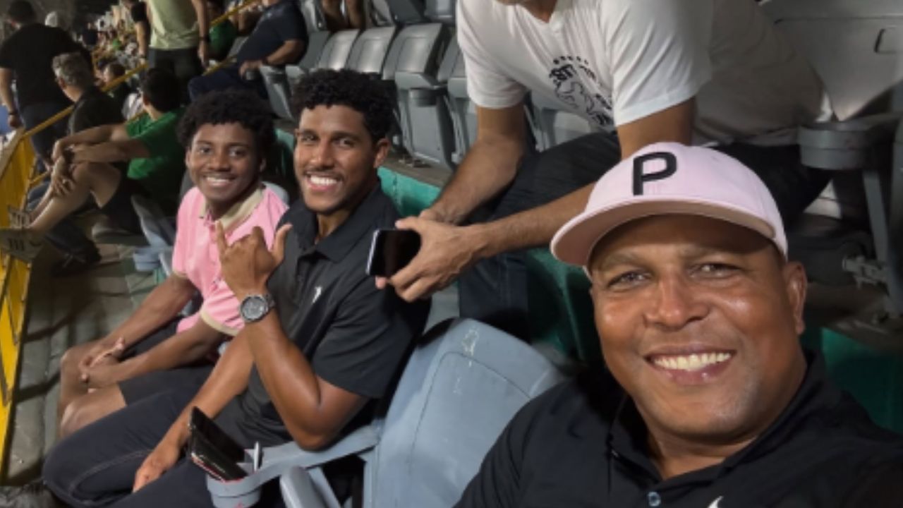 Carlos Pavón aparece por sorpresa viendo partido de Liga Nacional