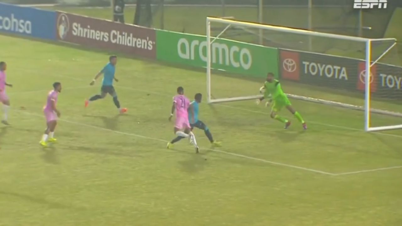 Así fue el error de Edrick Menjívar en el gol de Bermudas ante Honduras