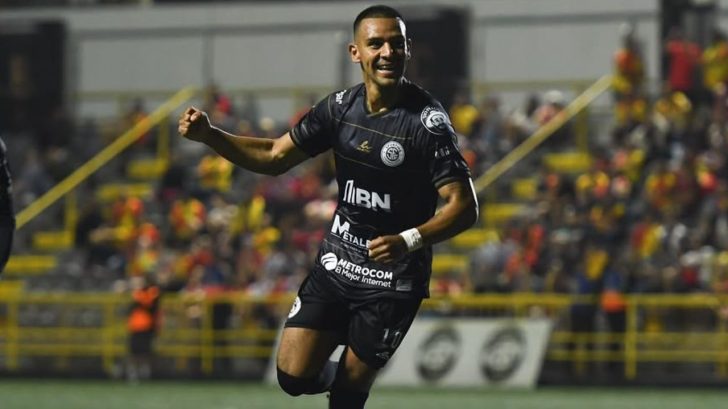 Alejandro Reyes levanta la mano con nuevo golazo en el fútbol de Costa Rica